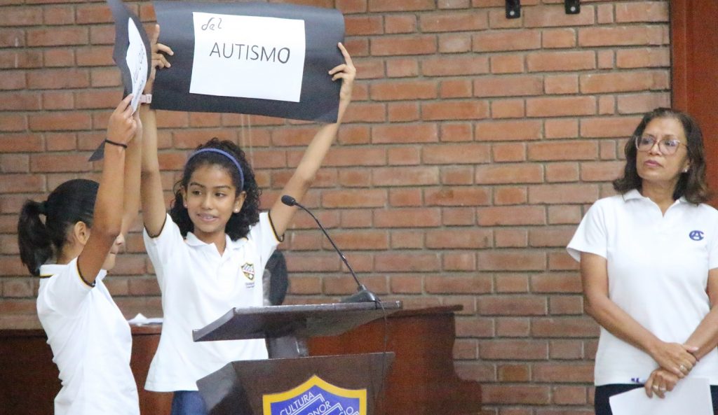 Estudiantes de 6to. B presentan ceremonia cívica sobre el “Día Mundial de la Concienciación sobre el Autismo”