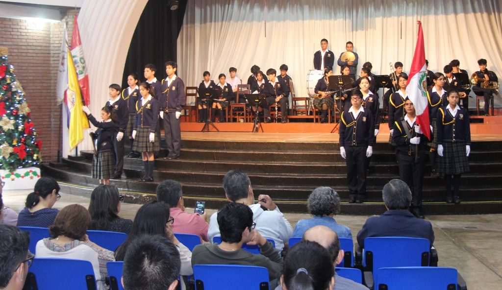 Estudiantes participan en ceremonia cívica de clausura del año escolar 2024