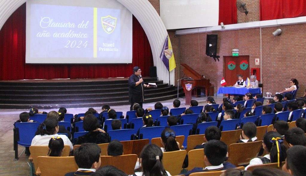 Estudiantes participan en ceremonias de clausura del año escolar 2024
