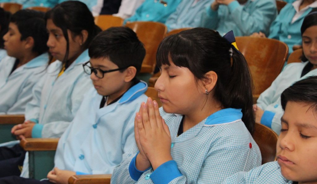 Estudiantes participan del segundo culto de adviento – 2024 – «Justicia»
