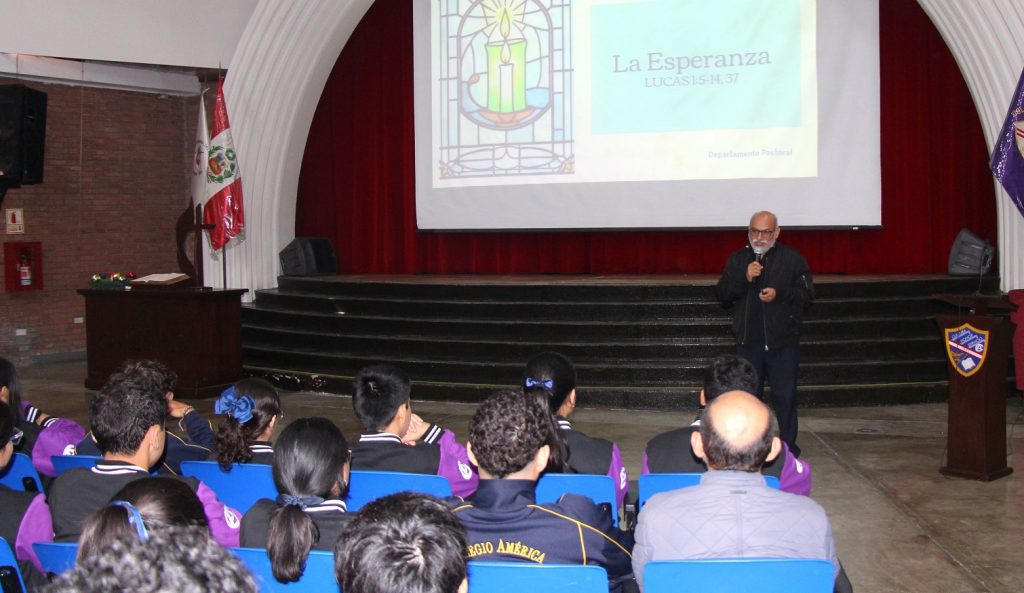 Estudiantes participan del primer culto de adviento – 2024 – «Esperanza»