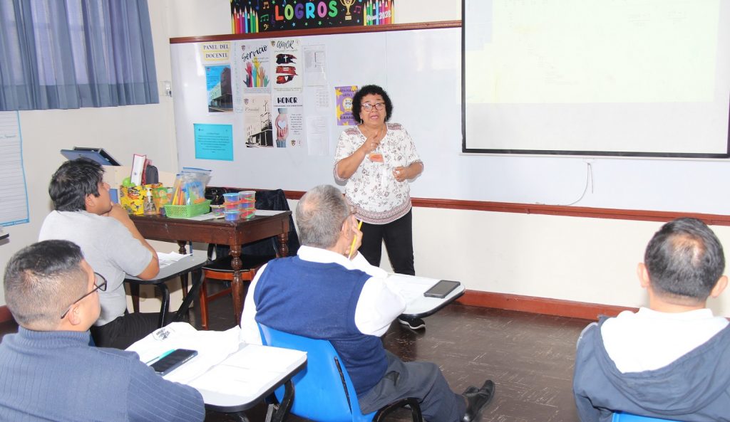 Nuevas estrategias para el aprendizaje: Capacitación docente en matemáticas