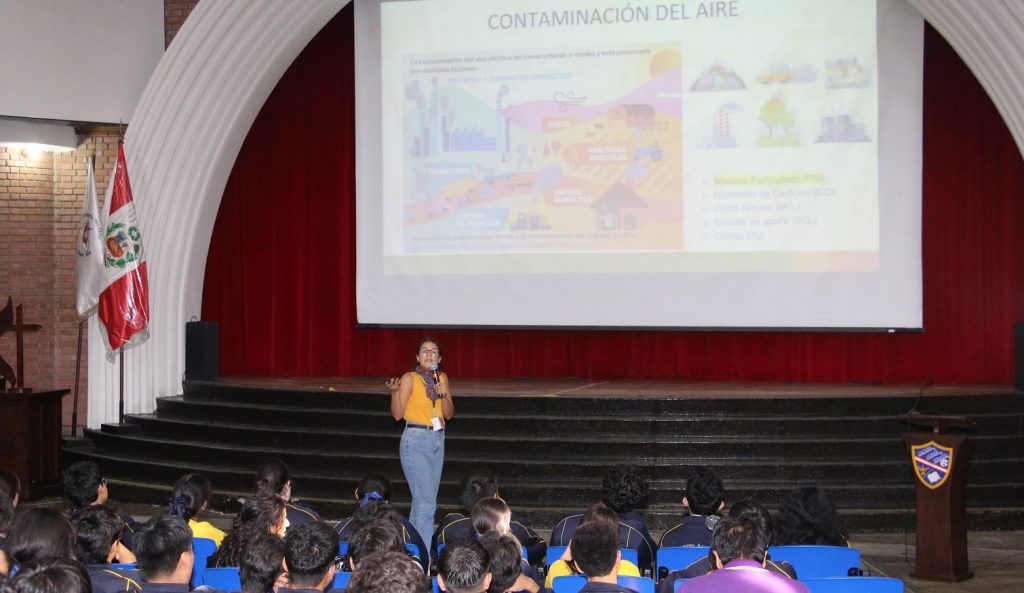 Estudiantes de Primaria y Secundaria participan en charla sobre contaminación del aire y sus efectos en la salud