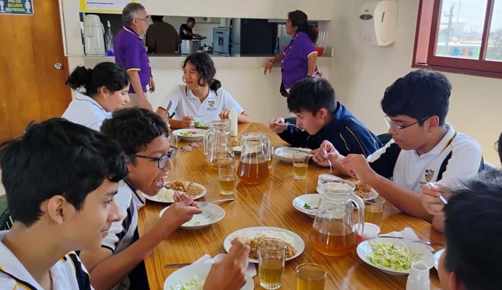 Promoviendo hábitos saludables: almuerzos escolares en el comedor de Secundaria
