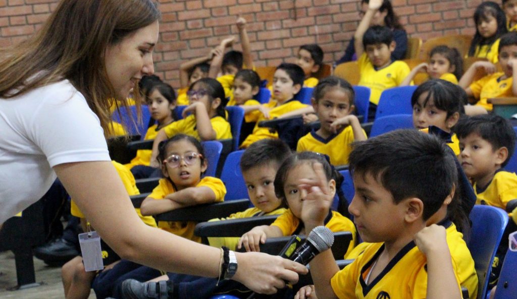 Representantes de Edulink ofrecen charla sobre ciudadanía digital y uso responsable de las IAs a estudiantes de primaria y secundaria