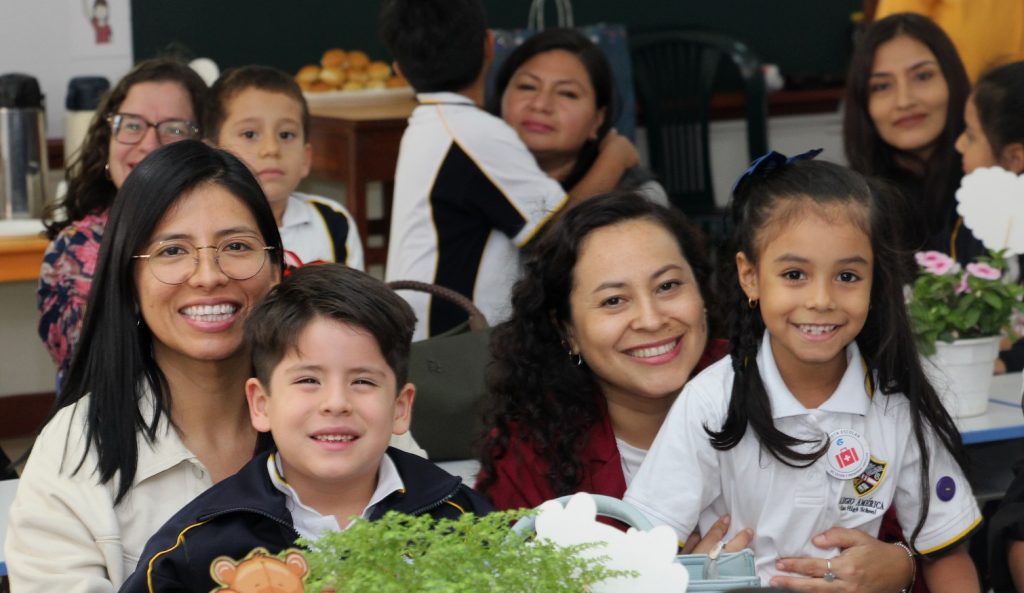 Estudiantes de Inicial, Primaria y Secundaria celebran el Día de la Madre 2025