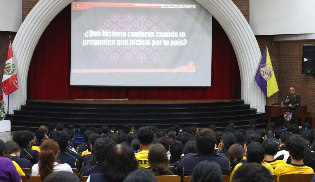 Estudiantes de 6.º grado y Secundaria participan en Charla sobre identidad nacional y el rol del Ejército