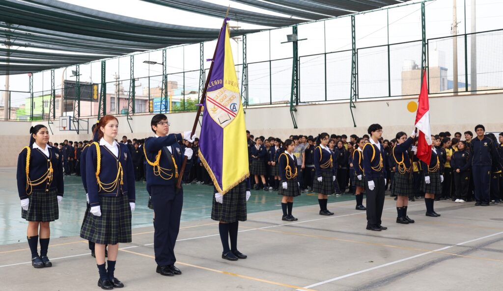 Estudiantes participan en Ceremonia Cívica de cierre del año escolar – 2025