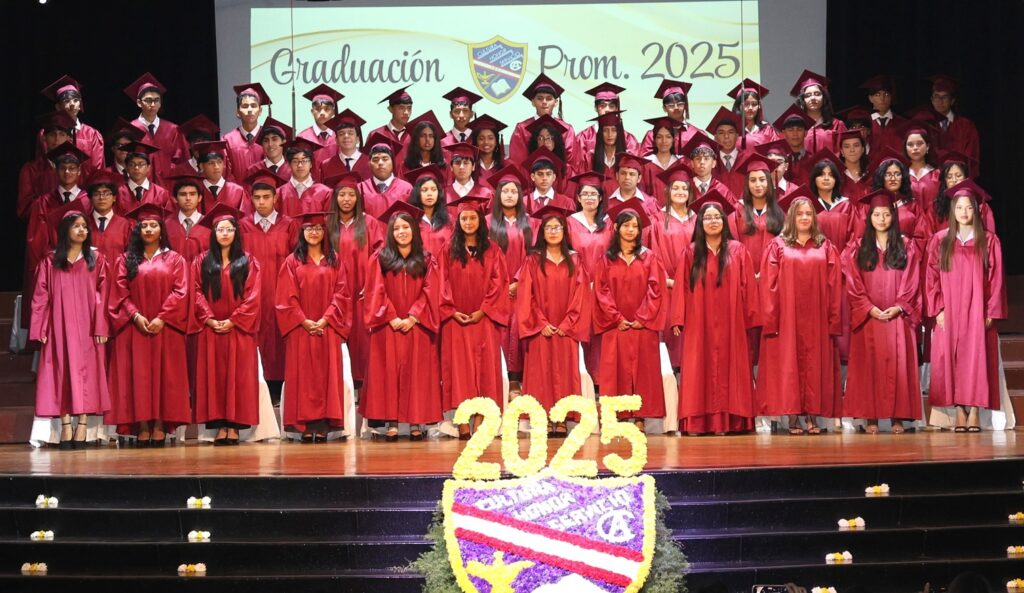Promoción 2025 culmina su formación escolar en solemne ceremonia de graduación
